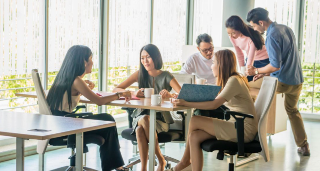 How to Choose Between a Small Business and a Large Employer